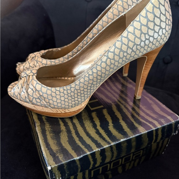 Moda Women's Textured Tan Heels - Picture 1 of 2